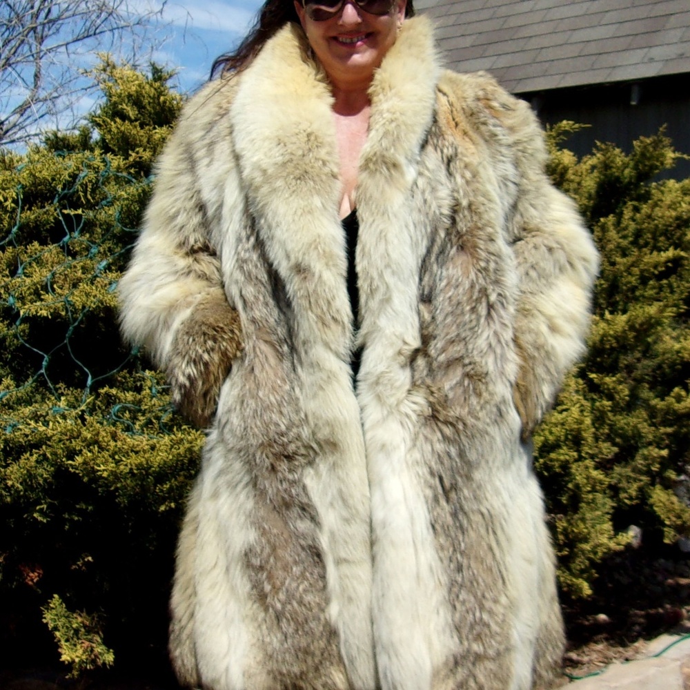 Size 6/8 Medium Coyote Fur Coat Mid-Length/Long